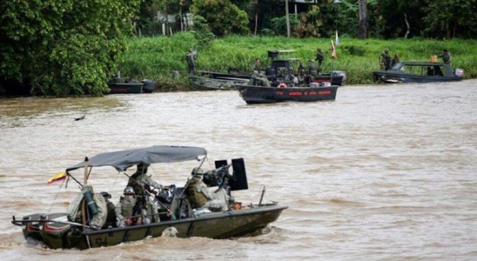 Militares colombianos en patrullaje