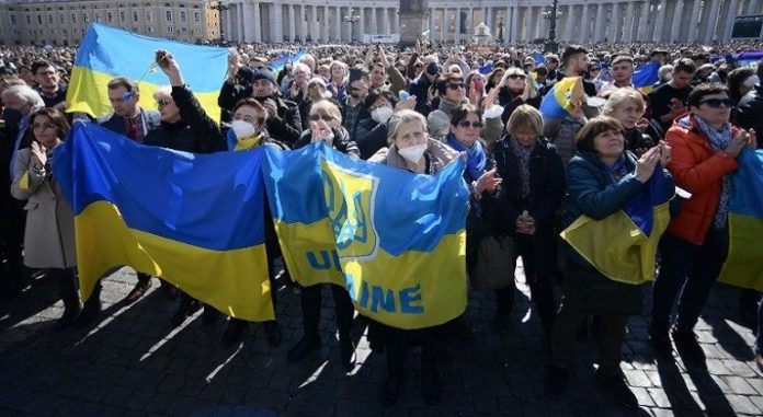 Banderas de Ucrania en el Vaticano