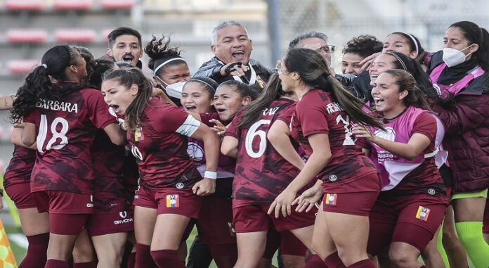 Las chamas sub20 celebran los goles