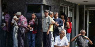 Jubilados y pensionados en cola - pago de pensiones