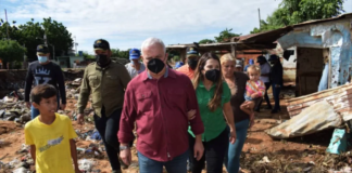 Alcalde del municipio San Francisco Gustavo Fernández atendiendo la emergencia por las lluvias