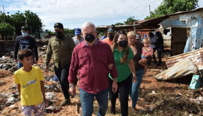 Alcalde del municipio San Francisco Gustavo Fernández atendiendo la emergencia por las lluvias