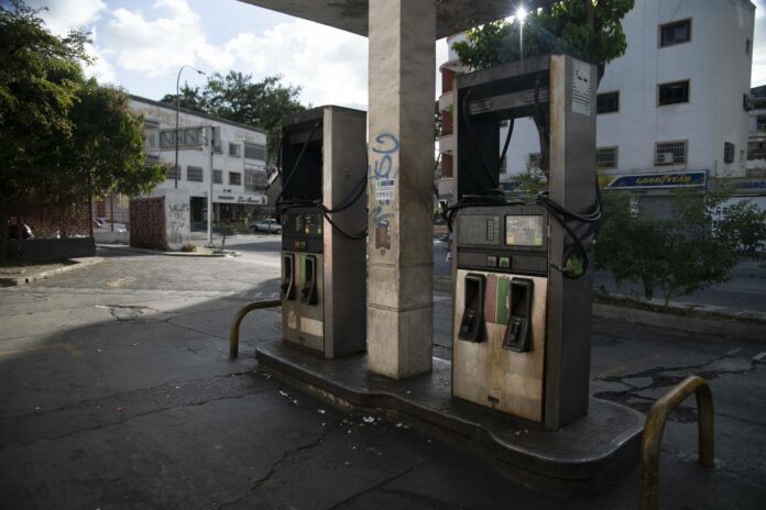 Culpan a las sanciones de la crisis del combustible y del daño a la industria petrolera