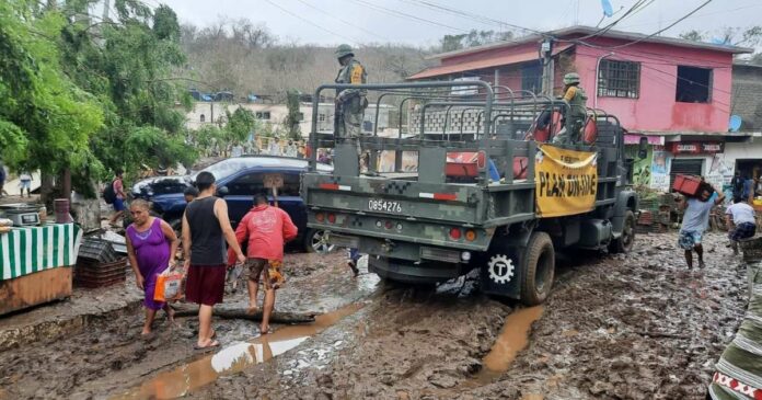 Huracán Agatha arrasa en México