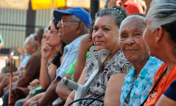 Jubilados esperan bono de 10 mil bolívares