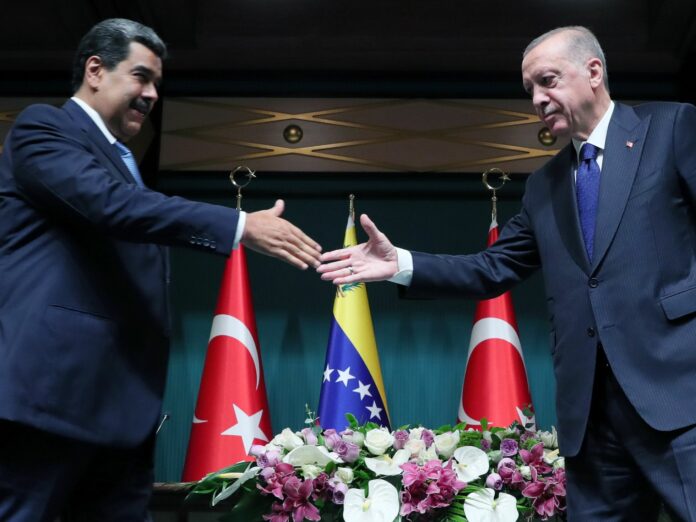 Maduro firma acuerdo con Turquía