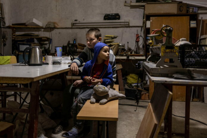 Children sheltering in Sloviansk, Donetsk Van 263 niños muertos en Ucrania