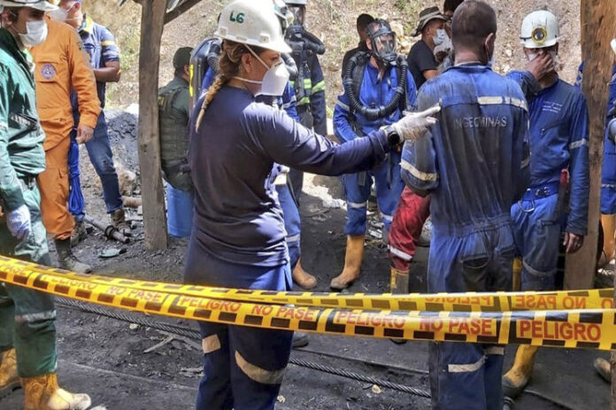 Continua rescate de 14 mineros en Colombia