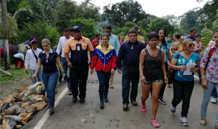 Visita del gobierno para atender a afectados por las lluvias en Anzoategui