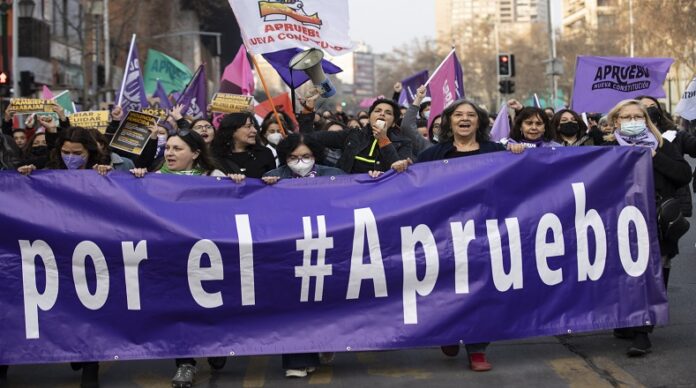 Multitudinario cierre de campaña de los simpatizantes del "Apruebo" al referendo constitucional de Chile