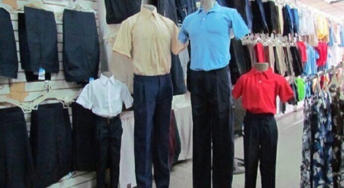 Costear el uniforme escolar a los padres se les hace cuesta arriba -
