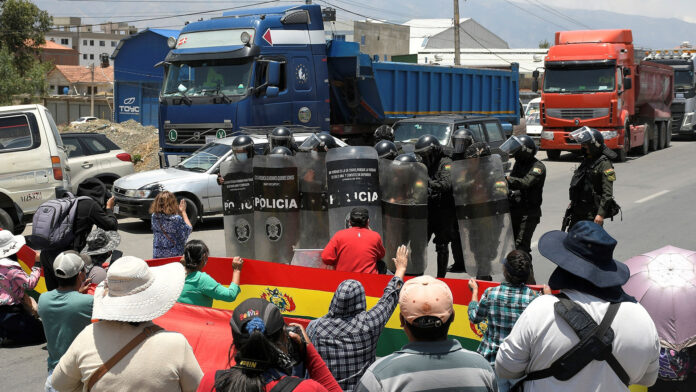La Policía reprime a sectores que bloquean calles contra una ley en Bolivia