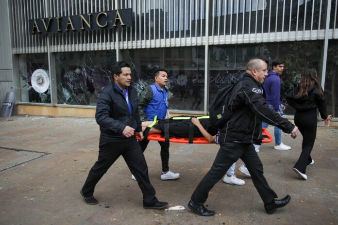 Indígenas y policía en Colombia se enfrentan