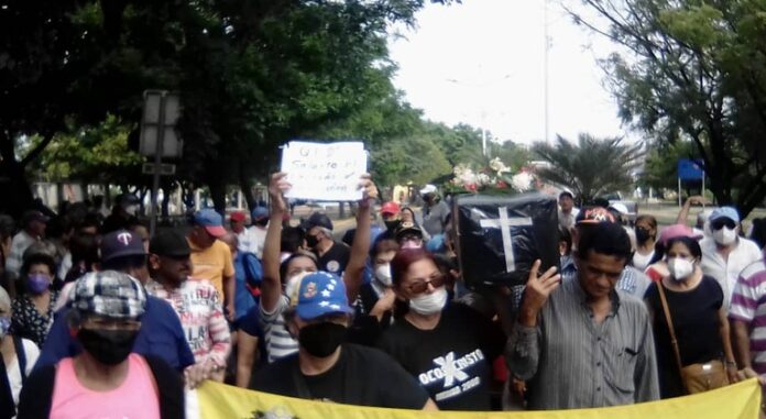 Trabajadores de Anzoátegui exigieron mejoras laborales con una "marcha fúnebre"