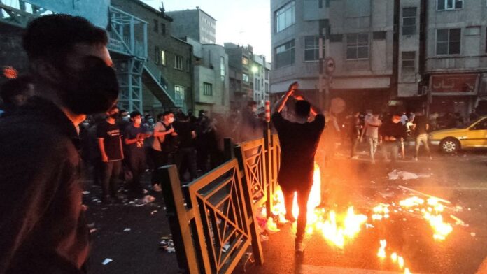 Protestas en Irán dejan más de 100 muertos