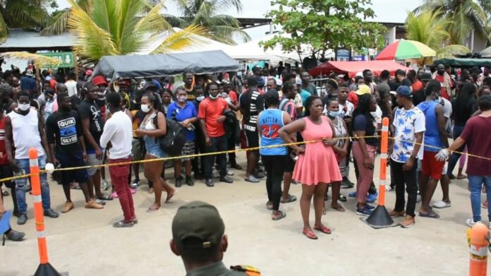 Unos 10.000 migrantes están varados en un puerto de Colombia