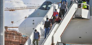COVID-19 - personas bajando del avión