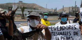 Pescadores protestan frente a oficinas de Repsol en Lima