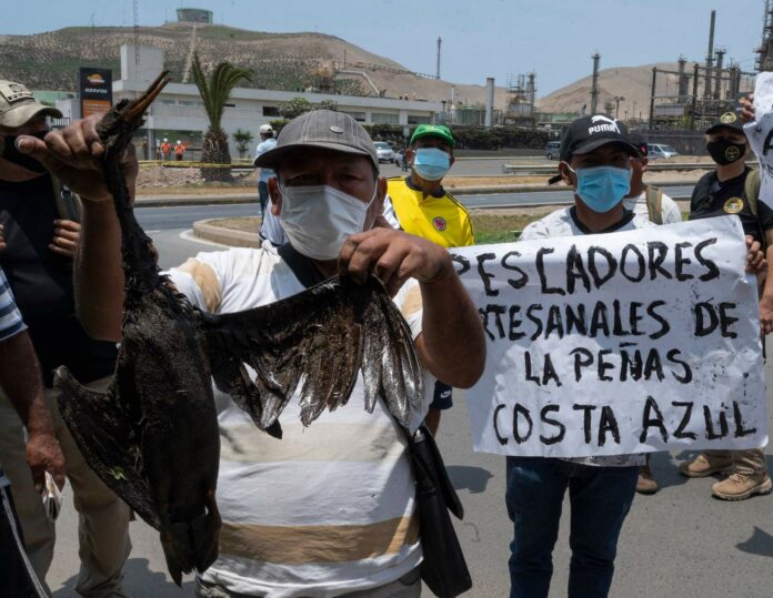 Pescadores protestan frente a oficinas de Repsol en Lima