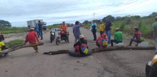 Trancas en la carretera Machiques - Maracaibo alcabalas ilegales de grupos yukpas