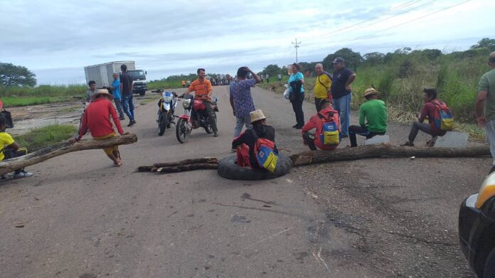 Trancas en la carretera Machiques - Maracaibo alcabalas ilegales de grupos yukpas
