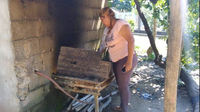 En el sector Cachipo en Monagas a falta de gas doméstico cocinan en fogones