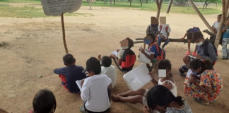 sillas piden los niños de la Guajira - escuela de la Guajira