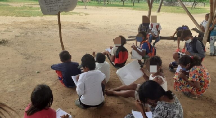 sillas piden los niños de la Guajira - escuela de la Guajira