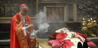 Católicos despiden en capilla ardiente a Benedicto XVI