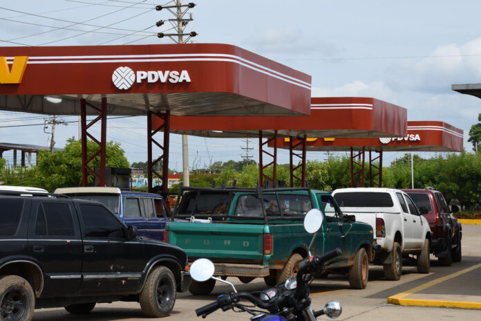 Propietarios y choferes de vehículos reservan puestos en colas de gasolina en Venezuela gasolina