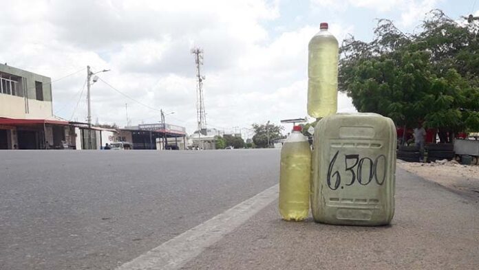 Pimpinas de gasolina en la calle - combustible