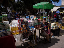 Venezuela paga a trabajadores públicos bonos devaluados por subida del dólar