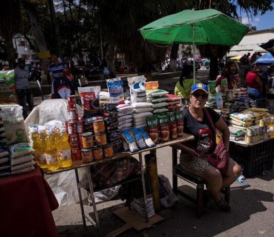 Venezuela paga a trabajadores públicos bonos devaluados por subida del dólar