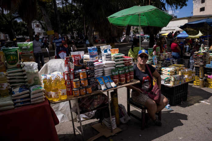 Venezuela paga a trabajadores públicos bonos devaluados por subida del dólar