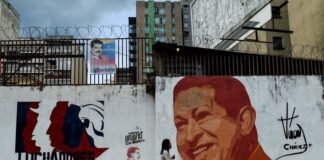 Vivir de dos trabajos en Venezuela - dibujo de Chávez en la pared de una calle de la ciudad - luchadores de mi patria y Maduro en un poste