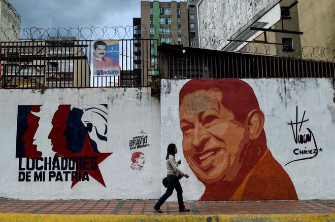 Vivir de dos trabajos en Venezuela - dibujo de Chávez en la pared de una calle de la ciudad - luchadores de mi patria y Maduro en un poste