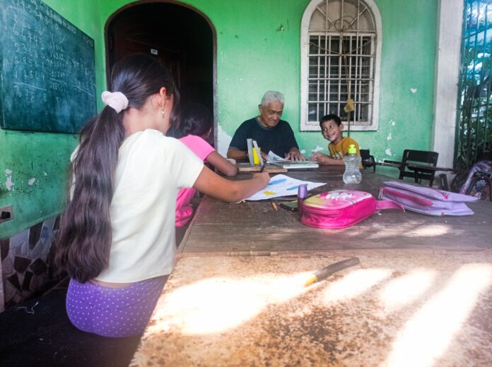 Lencho sigue impartiendo una educación especial (1)