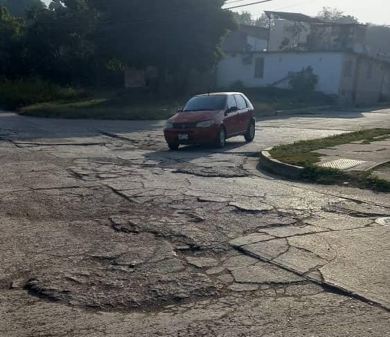 Mala vialidad hueco en El Samán