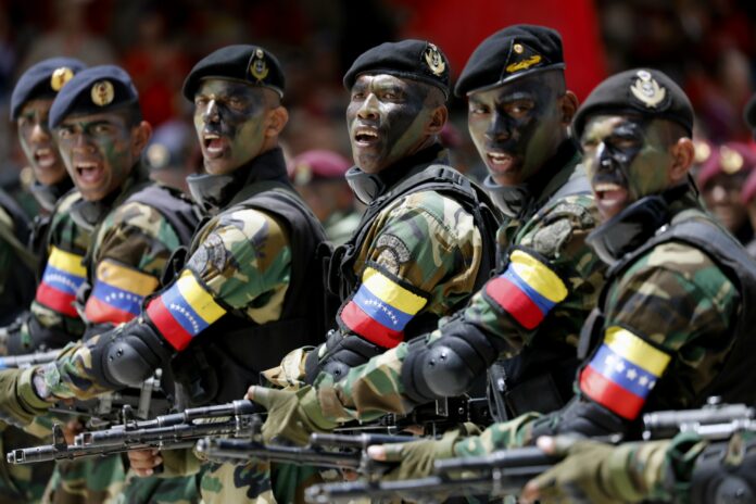 Militares desfilan en Venezuela