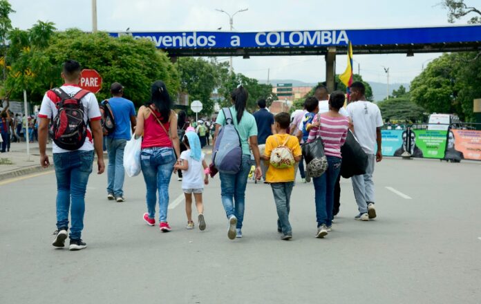 migrantes venezolanos van hacia Colombia