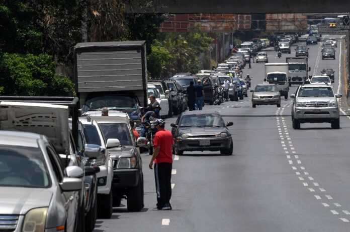 escasez de gasolina - colas para abastecer