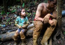 Niños cruzan el Darién