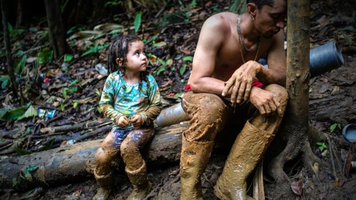 Niños cruzan el Darién