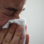 persona con gripe - El vicepresidente de la Academia Nacional de Medicina alertó que se ha registrado un repunte de casos de la COVID-19 en Venezuela.