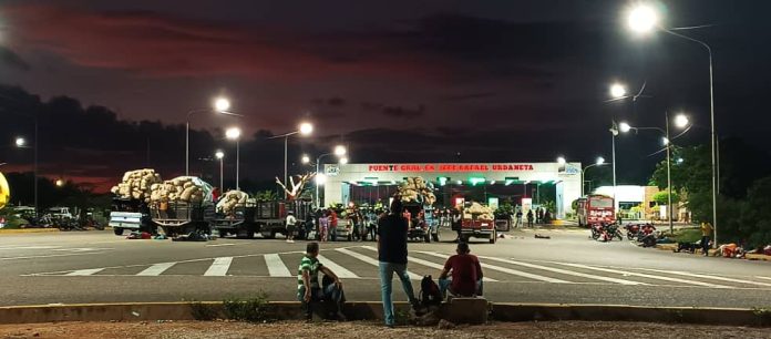 Grupo de indígenas trancan el puente sobre el lago de Maracaibo