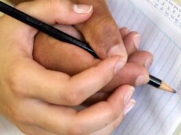 analfabetismo en Venezuela - persona aprendiendo a escribir