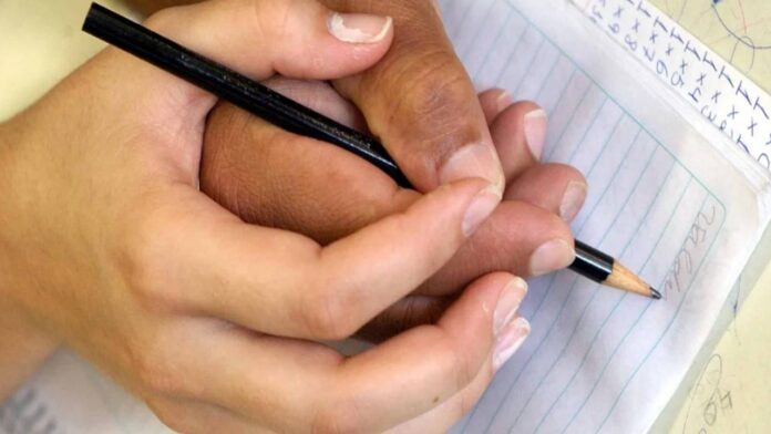 analfabetismo en Venezuela - persona aprendiendo a escribir