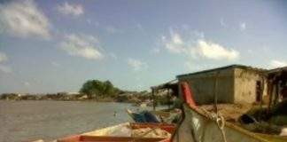 Vecinos denuncian acumulación de basura en el Caño Sawa de Paraguaipoa