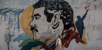 Venezuela crisis más desatendida - mural de Maduro