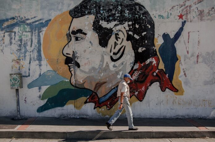 Venezuela crisis más desatendida - mural de Maduro
